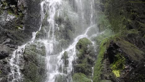 La-Asombrosa-Cascada-Burgbachwasserfall-En-La-Selva-Negra,-Alemania