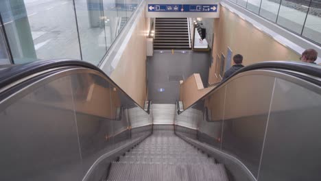 Los-Pasajeros-Descienden-Las-Escaleras-En-Lugar-De-Tomar-Las-Escaleras-Mecánicas-En-La-Estación-De-Tren-De-Lovaina,-Bélgica