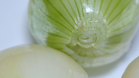 Peeled-onions-in-a-white-bowl