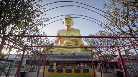 4k-Schwenken-Rückwärts-Von-Einer-Goldenen-Statue-Eines-Mönchs-Luang-Pu-Thuat