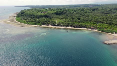 Luftaufnahme-über-Einer-Tropischen-Bucht-Auf-Den-Philippinen-Mit-Wunderschönem-Blauem-Wasser,-Aufnahme,-Breit,-Reisekonzept