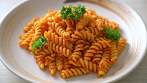 Pasta-En-Espiral-O-Espiral-Con-Salsa-De-Tomate-Y-Perejil---Estilo-De-Comida-Italiana