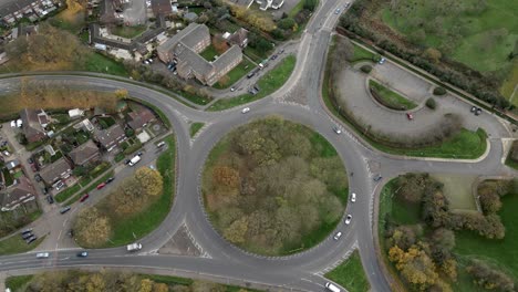 Kreisverkehr-Großbritannien-Steigende-Drohnenaufnahmen-Overhead-Sicht