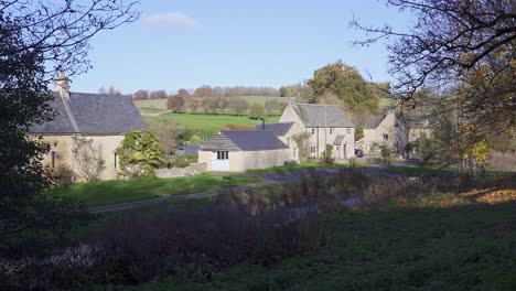 panning-view-of-some-quaint-cottages-in-the-historic-Cotswolds-village-of-Upper-Slaughter