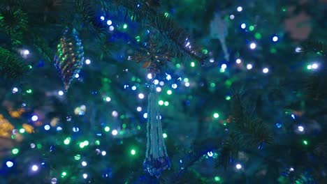 Schöne-Weihnachtsbaumtropfenverzierungen-Mit-Leuchtenden-Minilichtern---Weihnachten-In-Tokio---Nahaufnahmeaufnahme