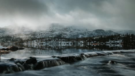 Zeitraffer-Von-Kleinem-Wasserfall-Und-See-Im-Berggebiet-In-Norwegen