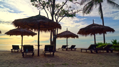 Sonnenschirm-Und-Stuhl-Am-Tropischen-Strand-Mit-Sonnenaufgang-Am-Morgen