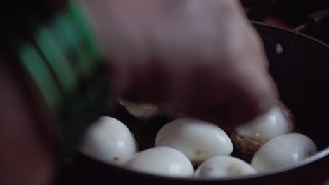 Un-Huevo-Cocido-Frito-En-Sartén-Con-Aceite-El-Huevo-Relleno-Casero-También-Se-Conoce-Como-Huevos-Rellenos,-Huevos-Rusos-O-Huevos-Aderezados