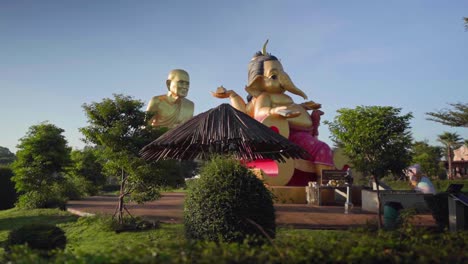 4k-Ganesha-Elefantenköpfiger-Hindu-gott-Der-Anfänge-Und-Goldene-Mönchsstatue-Von-Luang-Pu-Thuat