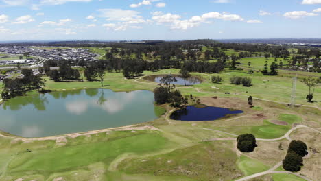 Antenne-Eines-Golfplatzes-In-Gledswood-Hills,-Australien