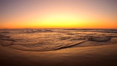 Cielo-Crepuscular-Sobre-Marina-State-Beach,-California