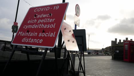 Red-Welsh-Conwy-Council-Covid-Social-Distancing-Schild-Am-Dolly-Am-Hafenufer-Rechts