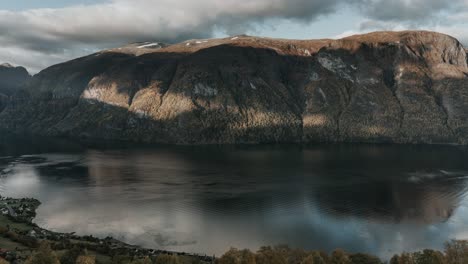 Filmischer-Zeitraffer-Des-Aurlandfjords-In-Westnorwegen