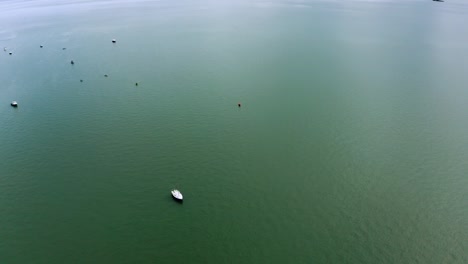 Luftbrücke-Am-Meer-Überführung-Boote-Kamera-Schwenkt-Langsam-Bis-Zum-Horizont-DJI-Mavic-2-Pro