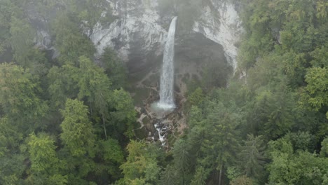 Cascada-Wildenstein-En-Los-Alpes-Austriacos-Del-Sur-Acercándose-A-La-Niebla-Brumosa,-Muñeca-Aérea-En-Tiro