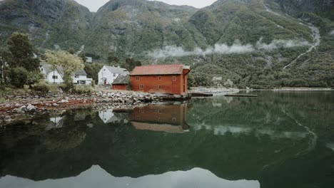 Nubes-Que-Crecen-Y-Desaparecen-Sobre-Un-Pequeño-Pueblo-Y-Un-Fiordo-En-Noruega