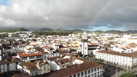 Vista-Aérea-Del-Paisaje-Urbano-De-Ponta-Delgado-Con-Arco-Iris,-Isla-De-Sao-Miguel,-Azores