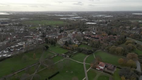 Waltham-Abbey-Stadt-Und-Gärten-In-Essex-4k-aufnahmen-Aus-Der-Luft,-Hoher-Sichtpunkt