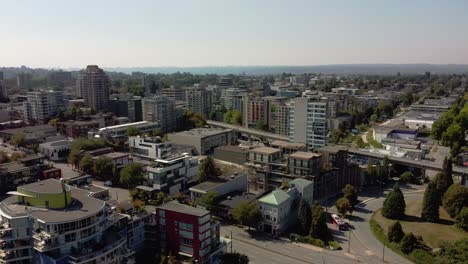 4-4-Luftpanorama-West-Nord-Flug-über-Die-Obere-Granville-Insel,-Wohn-,-Gewerbe-,-Luxus-,-Moderne-Flachbaugemeinde,-Vorbei-An-Den-Einzelhandelsgeschäften,-Yachten-Und-Den-üppigen-Grünen-Parks-In-Der-Innenstadt-Von-Vancouver,-Kanada