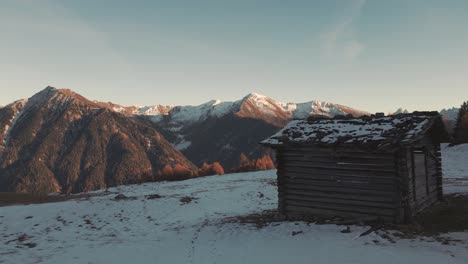 Holzhütte-In-Den-Italienischen-Alpen-Im-Herbst