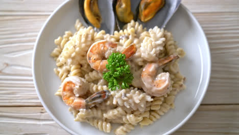 Spiralnudeln-Pilz-Sahne-Sauce-Mit-Meeresfrüchten---Italienische-Küche