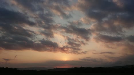 Dramatischer-Sonnenuntergangshimmel-Mit-Rotvioletter-Wolke-Sonnenuntergangshimmel