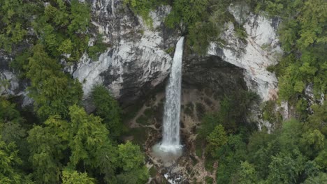 Closing-in-of-Wildenstein-Waterfall-in-the-southern-Austrian-Alps,-Aerial-dolly-in-approach-shot