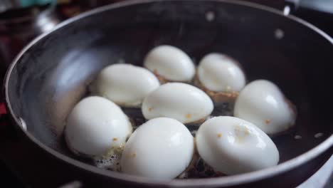 Un-Huevo-Cocido-Frito-En-Aceite-Huevo-Relleno-Casero-También-Conocido-Como-Huevos-Rellenos,-Huevos-Rusos-O-Huevos-Aliñados