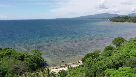 Toma-Aérea-De-Drones-De-Una-Playa-Rocosa-Privada-Secreta-En-Filipinas