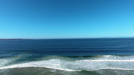 Luftdrohnenansicht-Des-Ozeans-Mit-Wellen-Und-Sand-In-Monterey,-Kalifornien,-Aufgenommen-In-4k-Hoher-Auflösung