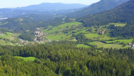 Malerische-Aussicht-Alpine-Berge-Und-Wald,-Volinjak