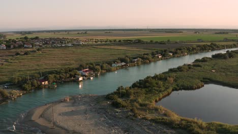 Luftaufnahme-Der-Täler-Bei-Ravenna,-Wo-Der-Fluss-Ins-Meer-Mündet,-Mit-Den-Typischen-Fischerhütten