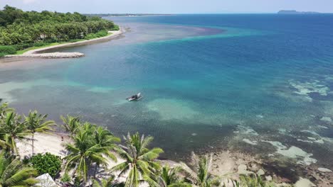 Luftüberführung-Tropisches-Resort-Mit-Palmen-Am-Strand,-Korallenriffe-Unter-Wasser-An-Einem-Sonnigen-Tag-Auf-Einer-Luxusinsel-Auf-Den-Philippinen