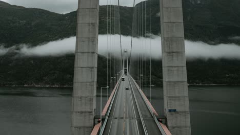 Filmischer-Zeitraffer-Der-Hardanger-Hängebrücke-Und-Der-Sich-Darüber-Bewegenden-Wolke