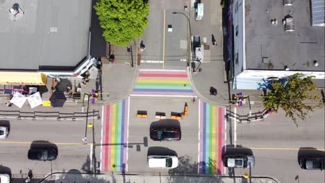 Luftaufnahme-Aus-Der-Vogelperspektive-Fliegen-Sie-über-Das-Gay-Pride-Village-In-Der-Innenstadt-Von-Vancouver,-Das-West-End,-Wo-Die-Legendäre-LGBTQ-Flagge-An-Einem-Sonnigen-Nachmittag-1-4-Auf-Der-Kreuzung-Von-Davie-Und-Bute-Gepflastert-Wurde