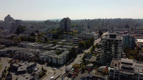 3-4-Luftpanoramaflug-über-Die-Obere-Granville-Insel-Wohn-,-Gewerbe-,-Luxus-,-Moderne-Flachbau-Gemeinschaft-Durch-Die-Einzelhandelsgeschäfte-Und-Die-üppigen-Grünen-Parks-In-Der-Innenstadt-Von-Vancouver,-Kanada,-Südwestansicht