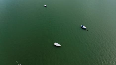 Luftbrücke-Am-Meer-Flyover-Boote-Open-Water-Dji-Mavic-2-Pro