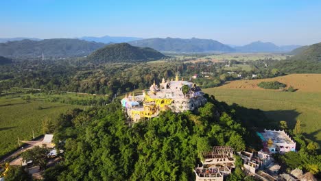Schwenk-Von-Links-Nach-Rechts-Um-Einen-Seltsamen-Tempel-Auf-Einem-Berg-In-Thailand,-Asien