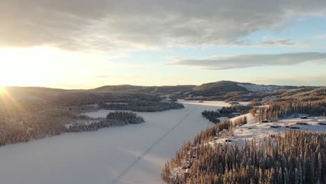 Hermosa-Puesta-De-Sol-De-Invierno-En-Noruega-Con-Montañas-Y-Un-Lago-Congelado-En-El-Fondo