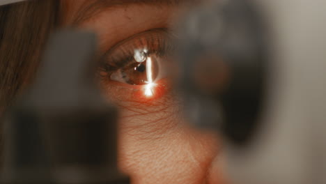 Nahaufnahme-Des-Mikroskops-Heller-Lichtoptiker-Optometrist,-Der-Pupillen-In-Der-Augenklinik-Betrachtet,-Auf-Der-Suche-Nach-Beschädigten-Und-Fehlerhaften-Problemen,-Die-Operiert-Werden-Müssen,-Kontaktlinsen,-Kurzsichtige-Augen,-Laser,-Medizinischer-Rahmen