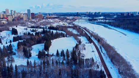 8-8-Edm-Antenne-Winterpanorama-über-Dem-Wunderschönen-Sonnenuntergang-Schneebedeckten-Victoria-Park-Neben-Dem-North-Saskatchewan-River-Mit-Blick-Auf-Die-Innenstadt-Von-Edmonton,-Alberta,-Kanada,-Atemberaubender-Horizont
