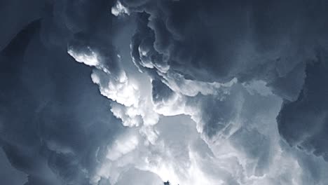 Ein-Gewitter-In-Den-Wolken,-Begleitet-Von-Einem-Blitz