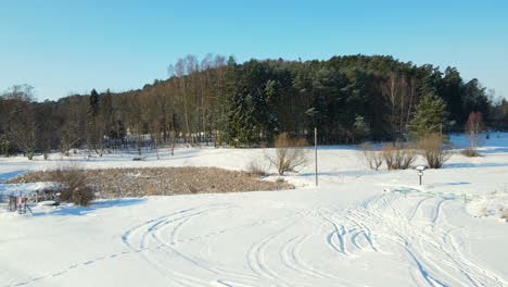 Espesa-Nieve-Que-Cubre-El-Paisaje-Rural-En-Gdansk,-Polonia-Durante-El-Invierno