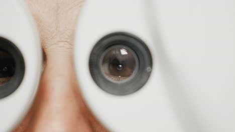 Nahaufnahme-Von-Weiblichen-Frauenaugen,-Die-Durch-Sehtestgeräte-Schauen-Und-Testergebnisse-Aus-Augenkontaktlinsen-Auswählen,-Verschreibungspflichtiger-Optiker-Optometriker,-Schüler-Des-Menschlichen-Braunen-Augenarztes,-Der-Bei-Der-Operation-Hilft