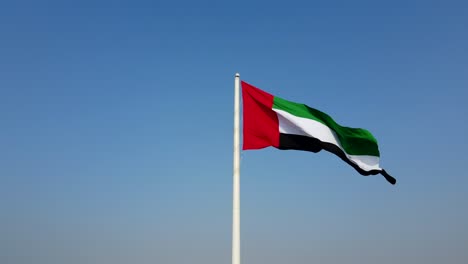 Cámara-Lenta:-Bandera-Nacional-De-Emiratos-árabes-Unidos-Ondeando-En-El-Viento,-4k-Uhd