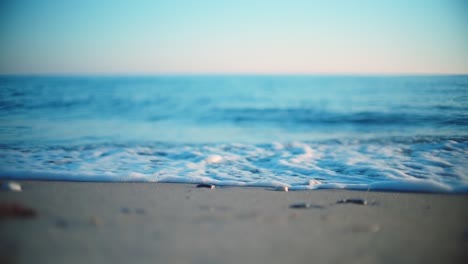 Ruhige,-Entspannende-Meereswellen-An-Einem-Sandstrand