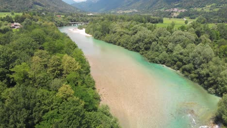 Luftaufnahme,-Die-Sich-über-Das-Türkisfarbene-Flusstal-Erhebt,-Ländliche-Waldbaumwipfel-Wildnisszene