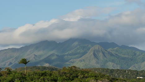 Timelapse-De-Nubes-Cayendo-Sobre-El-Monte-Koghi,-Nueva-Caledonia