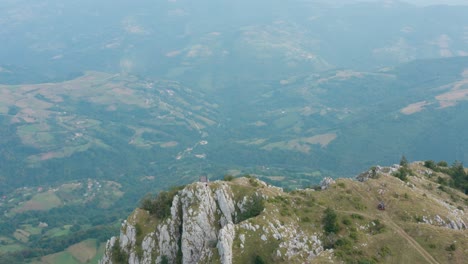 Montaña-Mucanj-Y-Su-Pintoresco-Entorno-En-El-Oeste-De-Serbia---Toma-Aérea-De-Drones