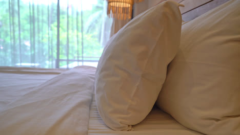 Weiße-Kissendekoration-Auf-Dem-Bett-Im-Schlafzimmerinnenraum